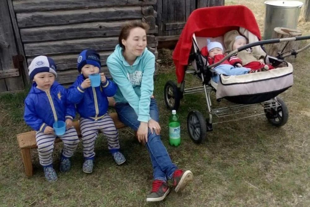 Многодетная семья Кулаковских живет в селе Черкех Таттинского района Якутии.