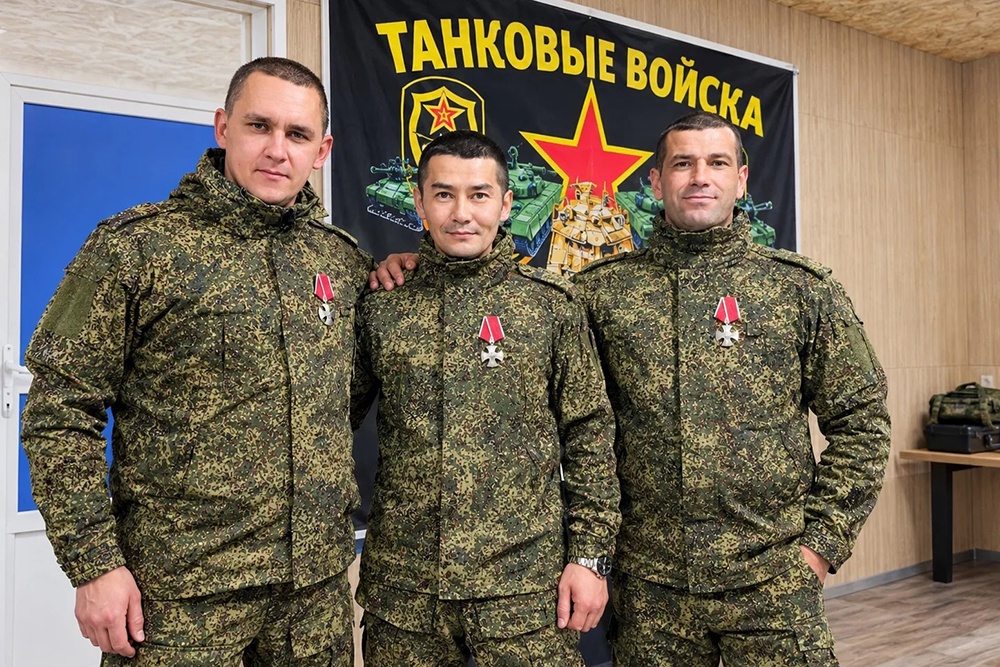 Наводчик-оператор гвардии старший сержант Андрей Бугримов, механик-водитель гвардии старший сержант Али Кунысов, командир танка гвардии старшина Кантемир Карежев после церемонии награждения орденами Мужества (слева направо).