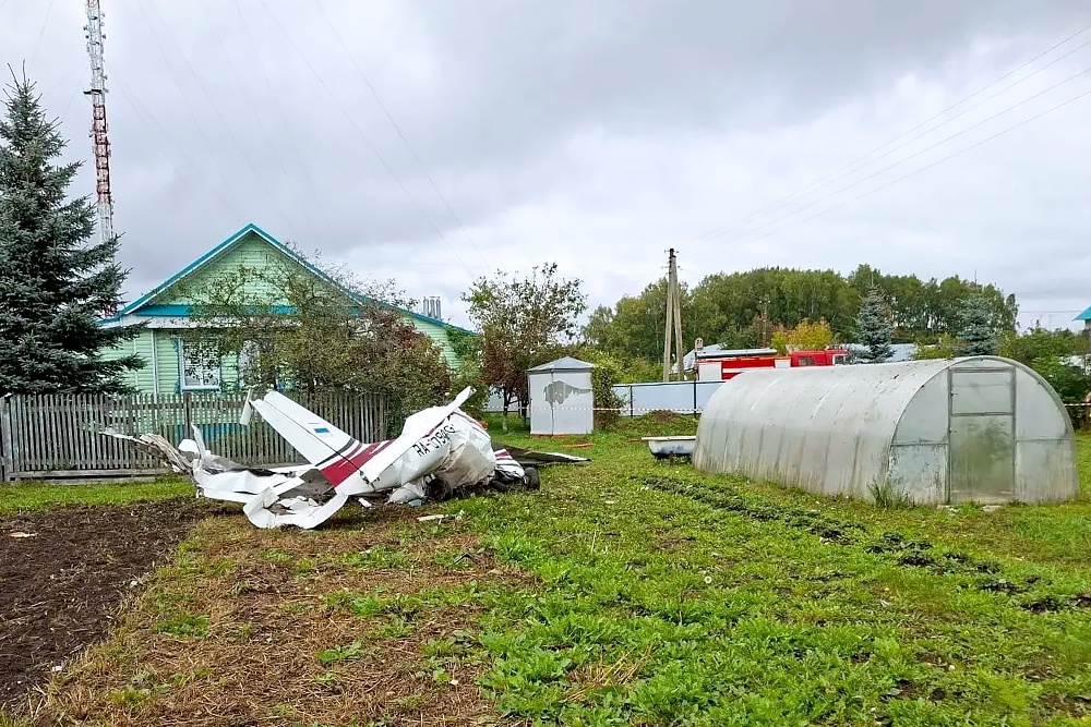 В результате падения самолёта в Сабинском районе погибли два человека.