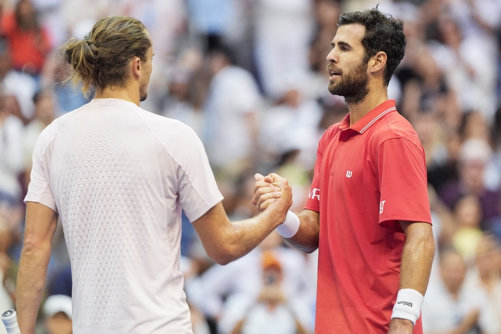 Теннисист Карен Хачанов жмет руку представителю Германии на Us Open 2026Александру Звереву. 