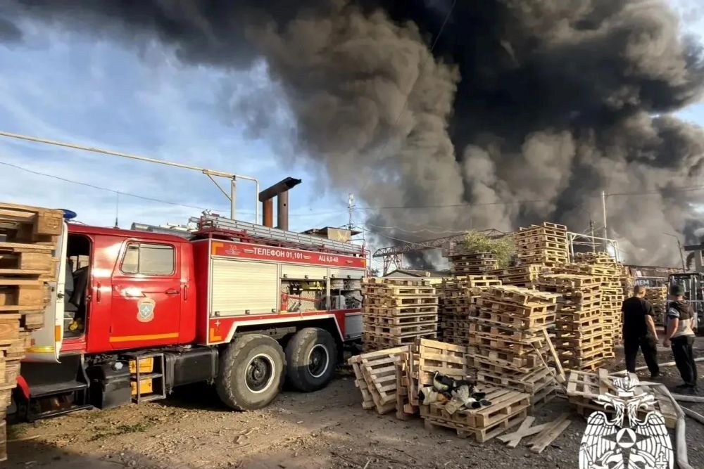 В Астрахани, на улице Рыбинской, пожарные тушат возгорание на 700 "квадратах" В Астрахани, на улице Рыбинской, пожарные тушат возгорание на 700 "квадратах"
