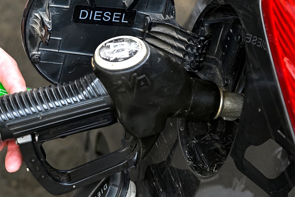 На большинстве сетевых автозаправок крупных нефтяных компаний дизельное топливо есть.