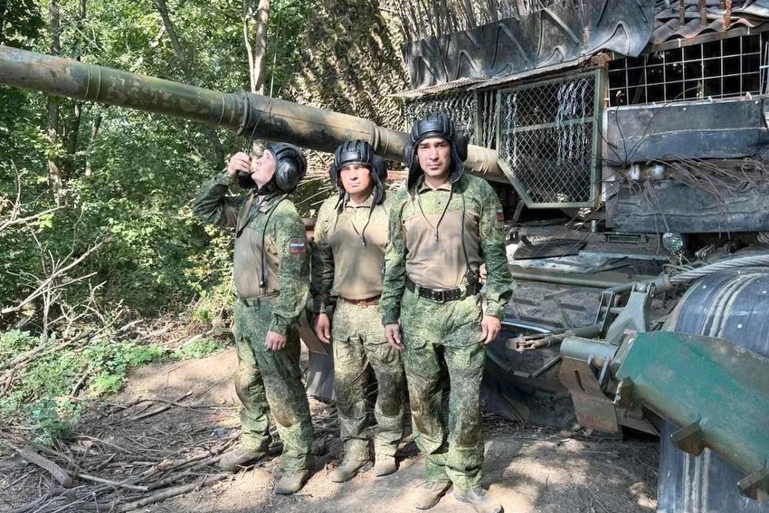 Экипаж машины боевой, проложивший путь пехоте по минному полю: командир Сургут (слева), оператор-наводчик Квадрат и механик-водитель Цыган. Экипаж машины боевой, проложивший путь пехоте по минному полю: командир Сургут (слева), оператор-наводчик Квадрат и механик-водитель Цыган.