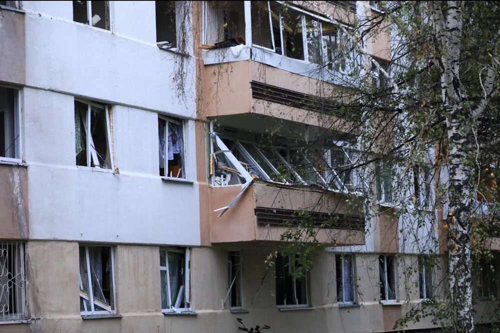 Поврежденную многоэтажку обследуют специалисты.