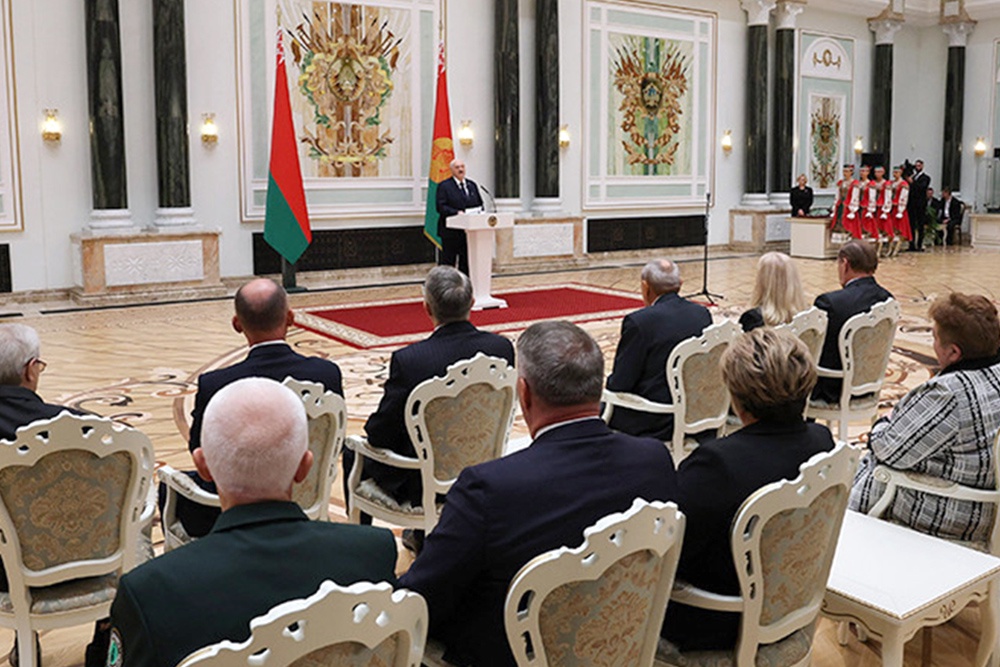 Президент Лукашенко вручил госнаграды накануне Дня народного единства. Президент Лукашенко вручил госнаграды накануне Дня народного единства.