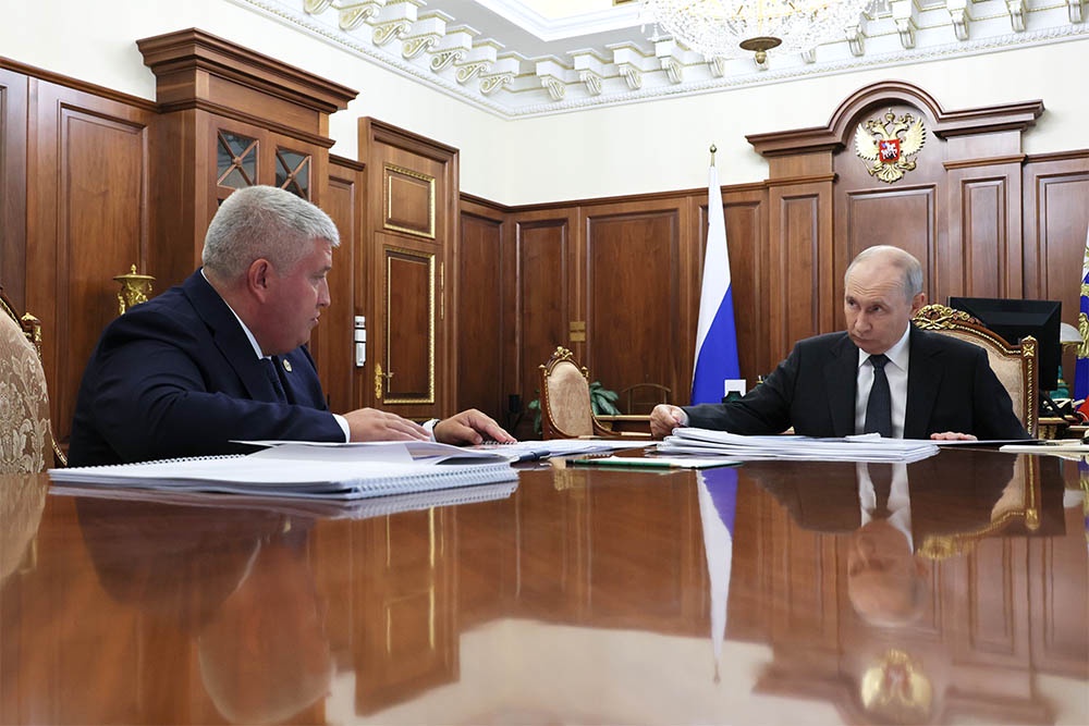 Владимир Путин указал губернатору на необходимость ремонта более половины школ области.