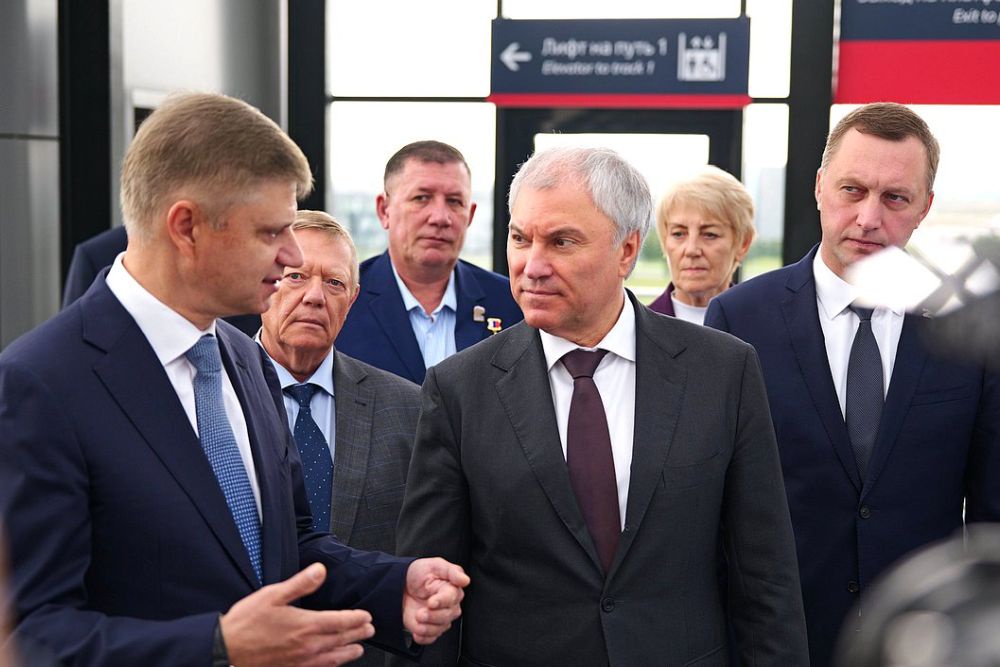 Председатель Госдумы РФ Вячеслав Володин и генеральный директор - председатель правления ОАО "РЖД" Олег Белозеров. осмотрели  станцию в аэропорту Гагарин