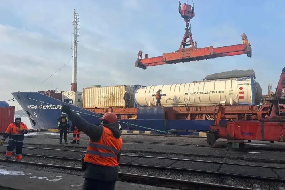 В конце прошлого года на остров Шикотан была доставлена партия СПГ для работы новой Малокурильской газодизельной электростанции. В конце прошлого года на остров Шикотан была доставлена партия СПГ для работы новой Малокурильской газодизельной электростанции.