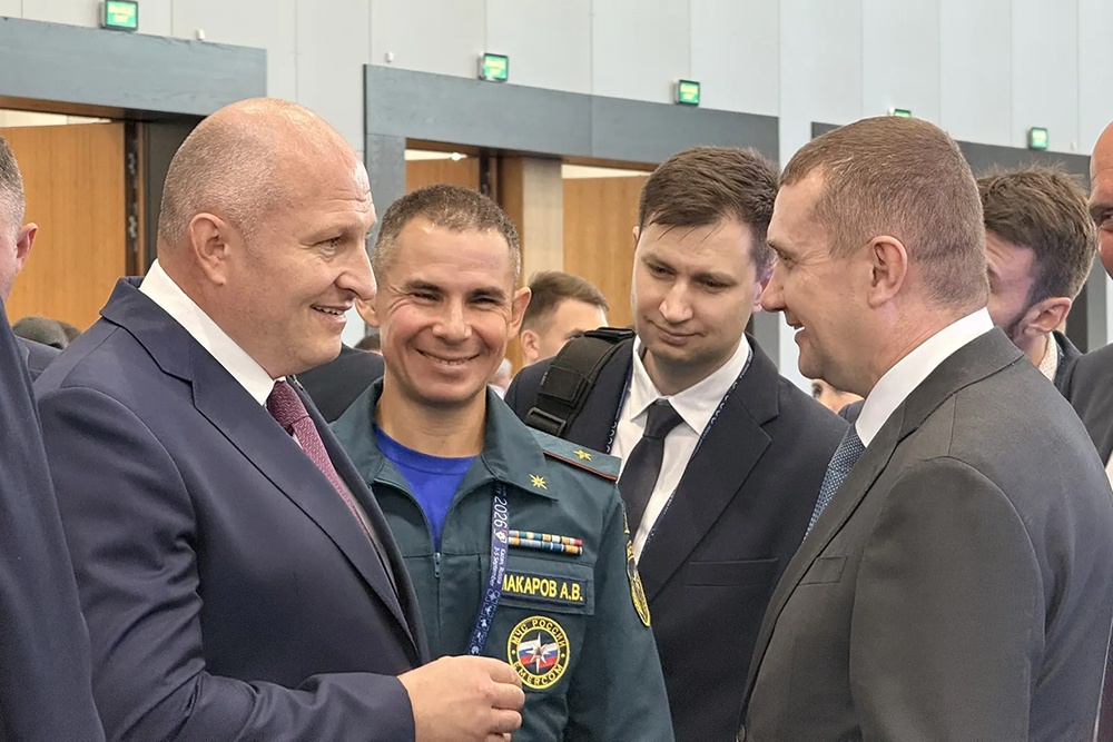 Сергей Гусев презентовал новые автомобили главе МЧС России Александру Куренкову. Сергей Гусев презентовал новые автомобили главе МЧС России Александру Куренкову.