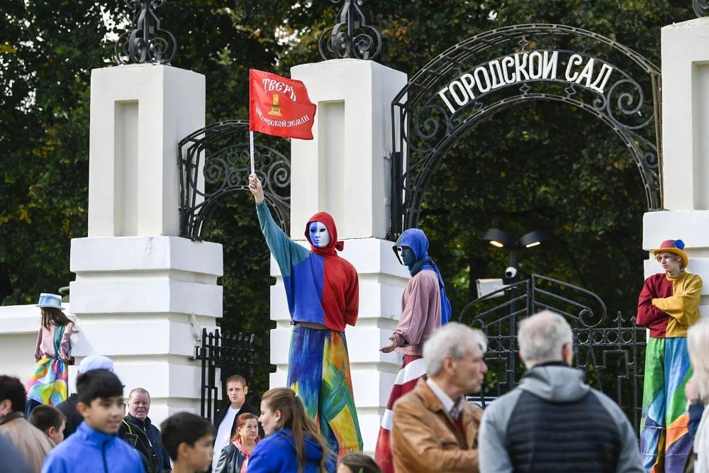 В Твери после реконструкции открылся городской сад. В Твери после реконструкции открылся городской сад.