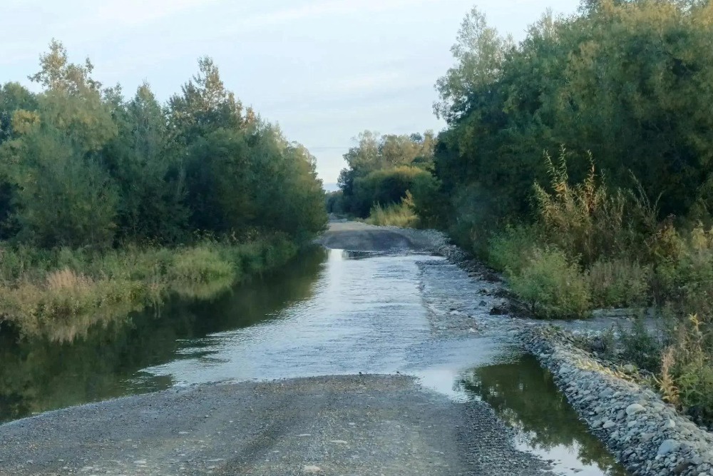 Вода реки Большая Воровская вышла на дорогу в село Соболево