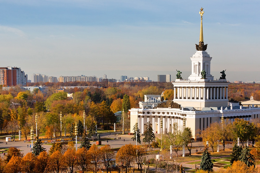 Москва подходит для отдыха с детьми любого возраста: маршрут можно составить из прогулок, музеев, парков и других интересных мест. Центральный павильон на ВДНХ в Москве.
