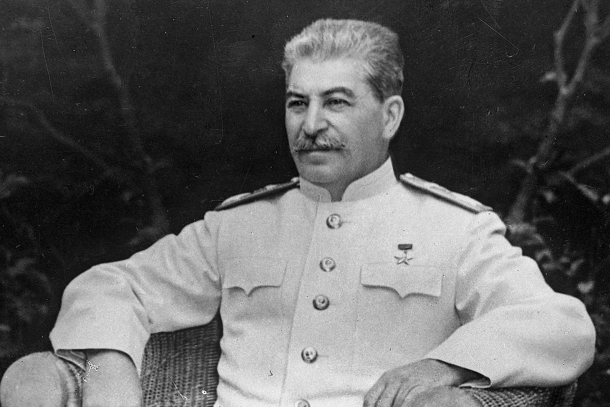 По личному указанию Иосифа Сталина научные работы Шмидта рассмотрели ведущие специалисты в области астрономии. Генералиссимус распорядился подготовить научную дискуссию по вопросам космогонии.