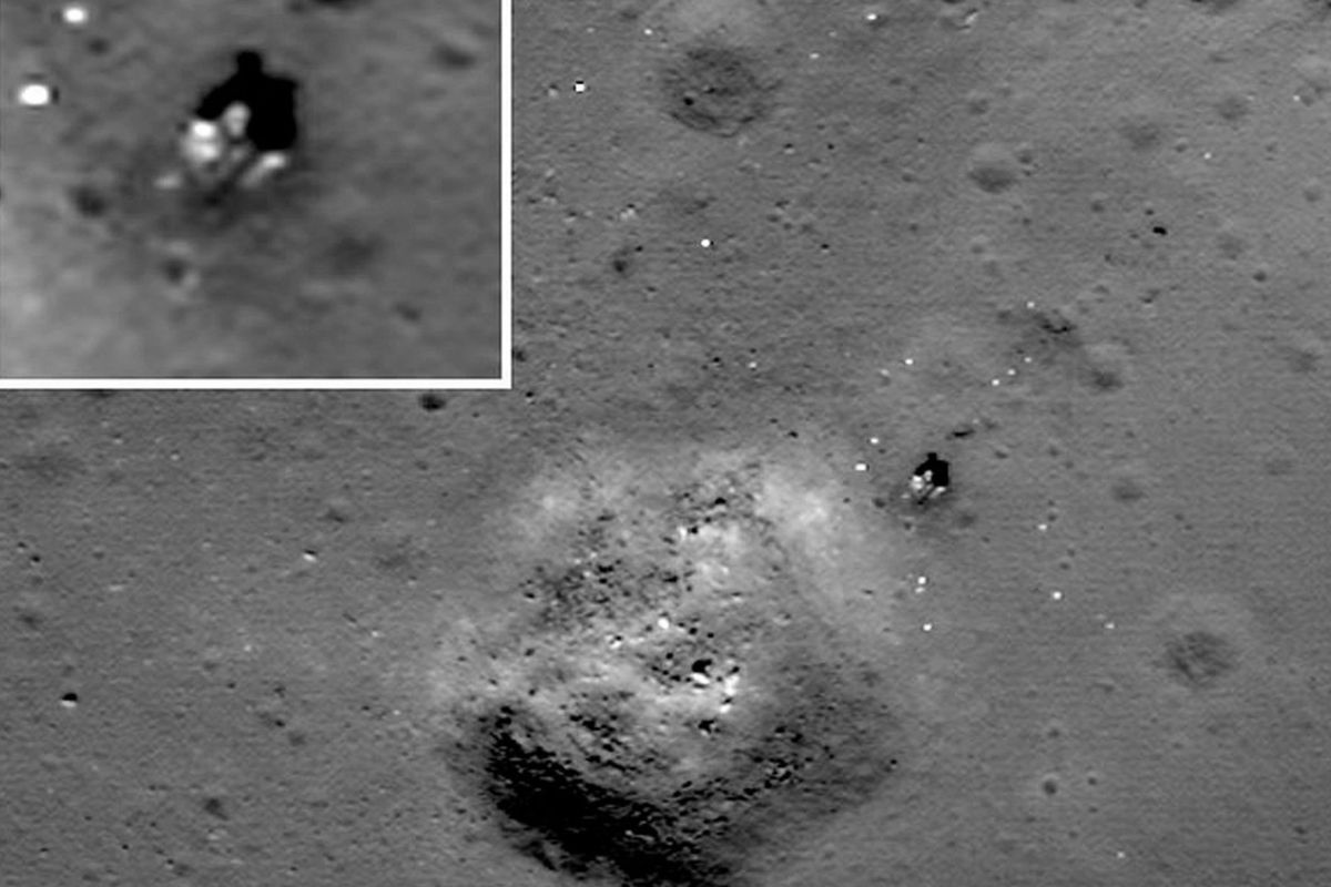 "Луна-24" привезла на Землю лунный грунт "с водой".  На фото: "Луна-24" приземлилась на северо-западном краю ударного кратера Лев диаметром 64 метра. Увеличенный снимок спускаемого аппарата вверху слева. 
