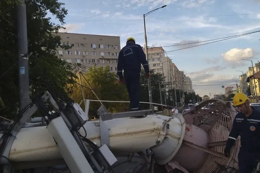 Труба котельной обрушилась на одну из самых оживленных дорог Краснодара Труба котельной обрушилась на одну из самых оживленных дорог Краснодара