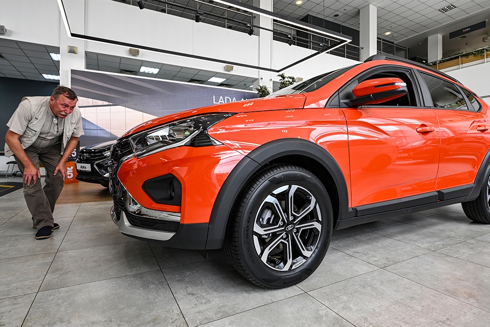 Самая популярная марка на Северном Кавказе - Lada, на нее приходится половина всего зарегистрированного парка округа. Ее лидерство остается неоспоримым и в текущих продажах. Самая популярная марка на Северном Кавказе - Lada, на нее приходится половина всего зарегистрированного парка округа. Ее лидерство остается неоспоримым и в текущих продажах.