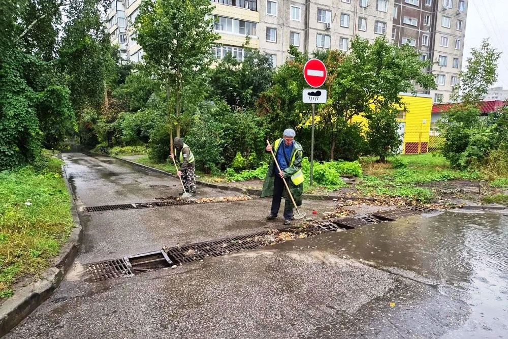 В Воронеже коммунальные службы устраняют последствия непогоды В Воронеже коммунальные службы устраняют последствия непогоды
