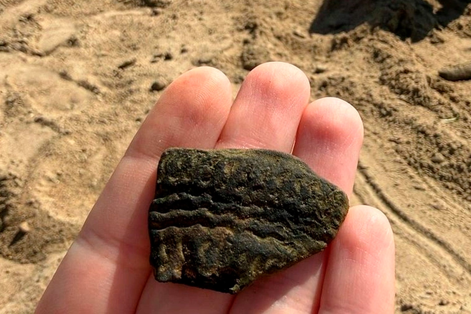 Этот осколок 3000 лет назад был частью зоны под венчиком сосуда. Этот осколок 3000 лет назад был частью зоны под венчиком сосуда.