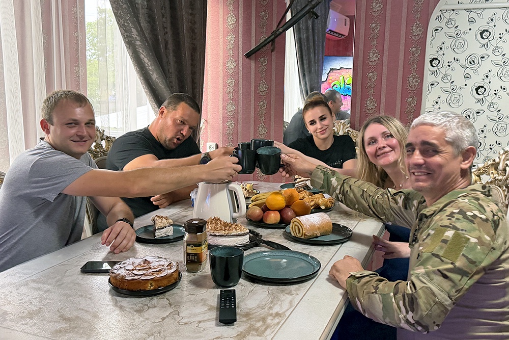 Отмечаем новоселье. Все соседи Александра рады, что справедливость восторжествовала.