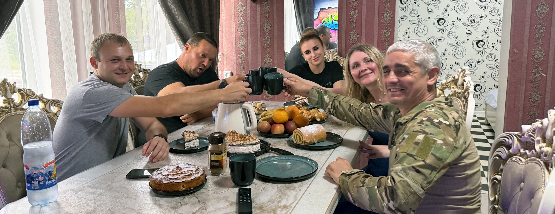 Отмечаем новоселье. Все соседи Александра рады, что справедливость восторжествовала. Отмечаем новоселье. Все соседи Александра рады, что справедливость восторжествовала.