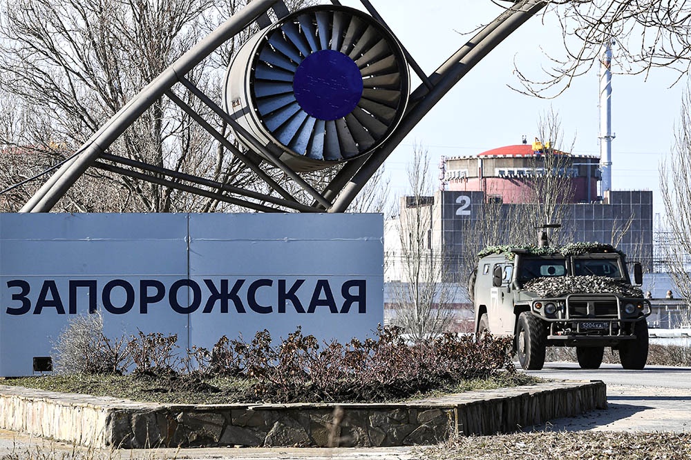 Уже несколько месяцев Запорожская АЭС находится под постоянным обстрелом ВСУ.