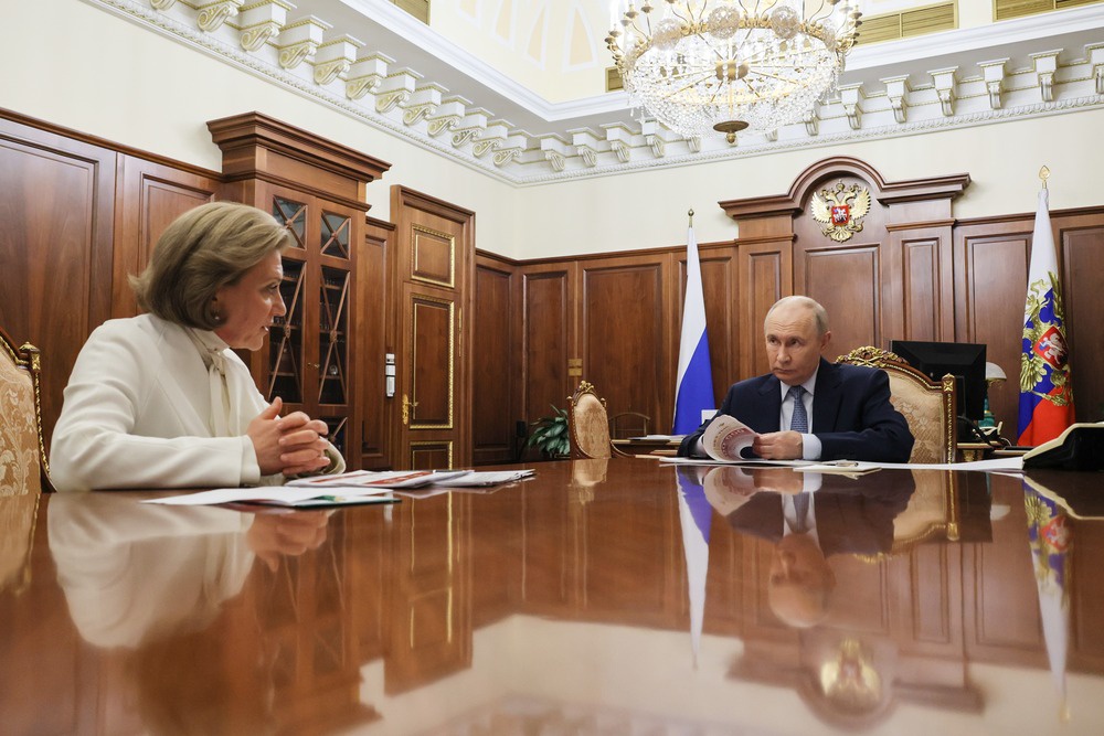 Анна Попова рассказала президенту о наличии в РФ вакцин от штаммов гриппа в необходимом количестве. Анна Попова рассказала президенту о наличии в РФ вакцин от штаммов гриппа в необходимом количестве.