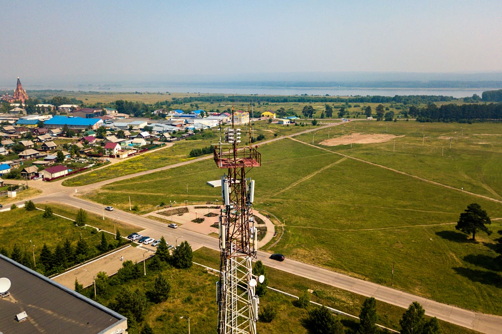 Новое телеком-оборудование, смонтированное оператором, усиливает сигнал 4G и ускоряет передачу данных - теперь сельские жители могут пользоваться высокоскоростным интернетом.
