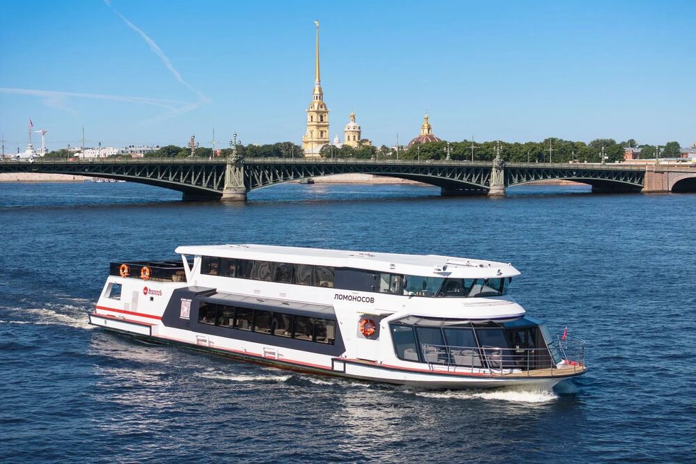 Современное электросудно вышло на речные маршруты Санкт-Петербурга. 