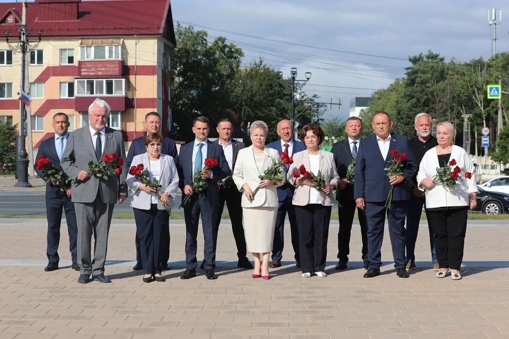 Участники и гости выездного заседания возложили цветы к Вечному огню на площади Славы Южно-Сахалинска.