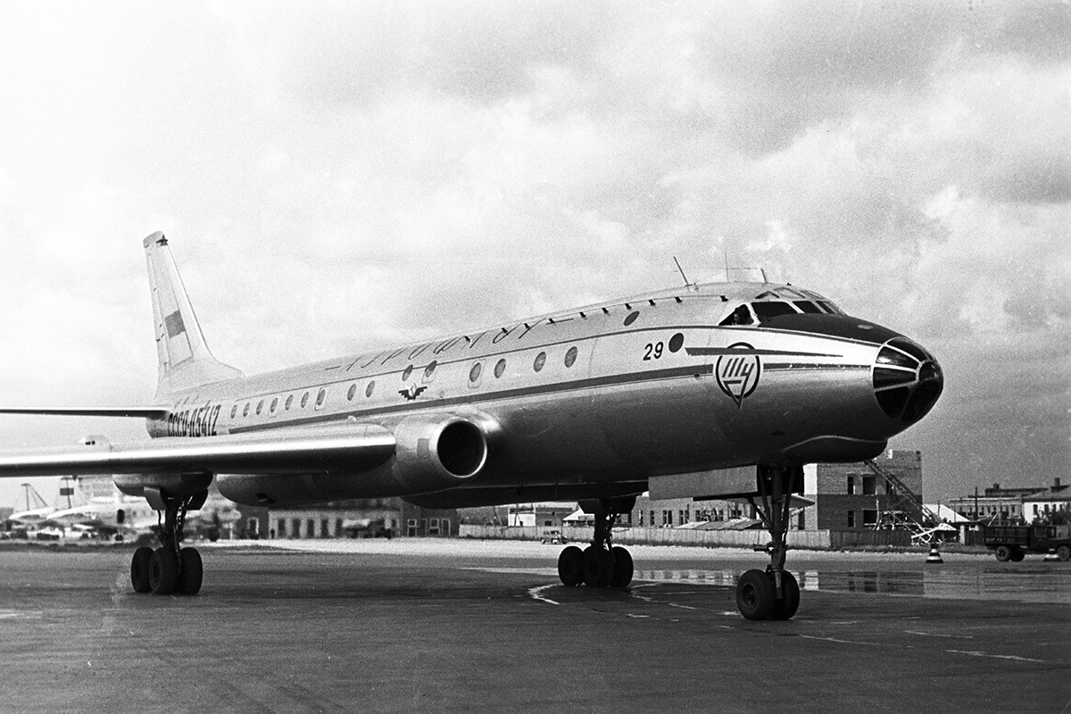 Первый советский пассажирский самолёт на реактивной тяге Ту-104. 1957