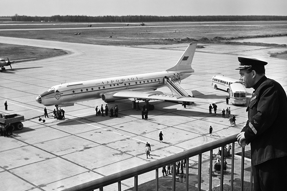 100-местный самолет Ту-104Б на летном поле аэропорта "Шереметьево", 1959 год. 100-местный самолет Ту-104Б на летном поле аэропорта "Шереметьево", 1959 год.