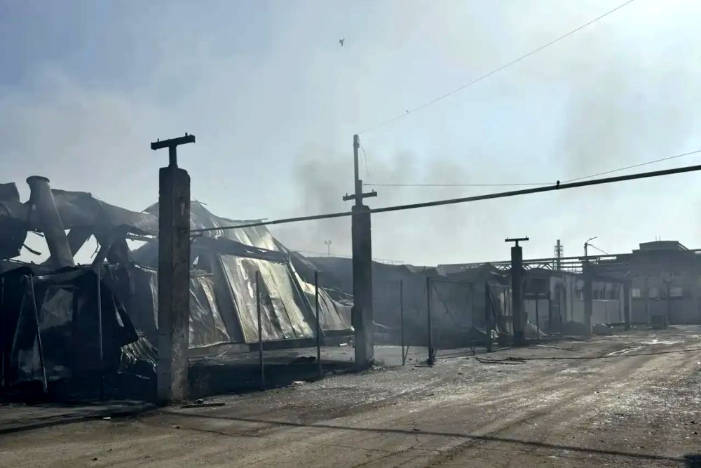 Ночью 12 сентября Таганрог также подвергся массированной атаке БПЛА. Некоторые объекты, несмотря на усилия МЧС, горели трое суток.