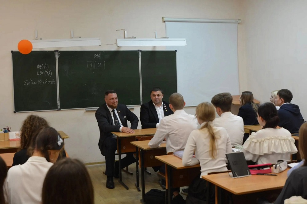 Воронежские депутаты провели урок Мужества в школе № 20 Воронежские депутаты провели урок Мужества в школе № 20