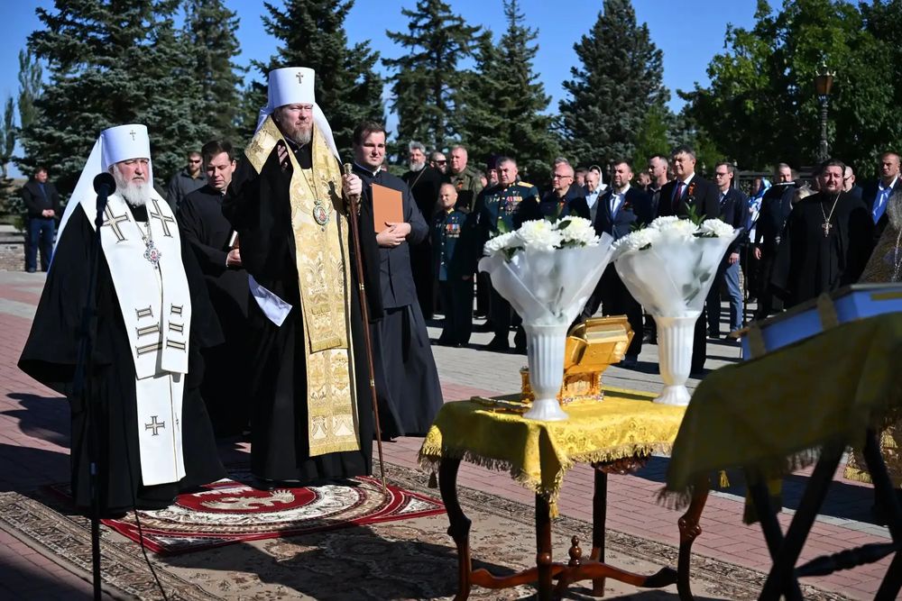 Великую святыню на донецкую землю доставил митрополит Ставропольский и Невинномысский Кирилл (слева). Митрополит Донецкий и Мариупольский Владимир встретил ковчег с мощами князя Дмитрия Донского.