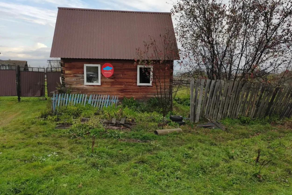К поваленному забору медведь не имеет отношения - ограда была сломана до появления зверя. К поваленному забору медведь не имеет отношения - ограда была сломана до появления зверя.