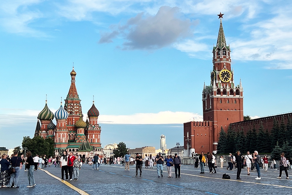Люди гуляют по Красной площади в Москве. 