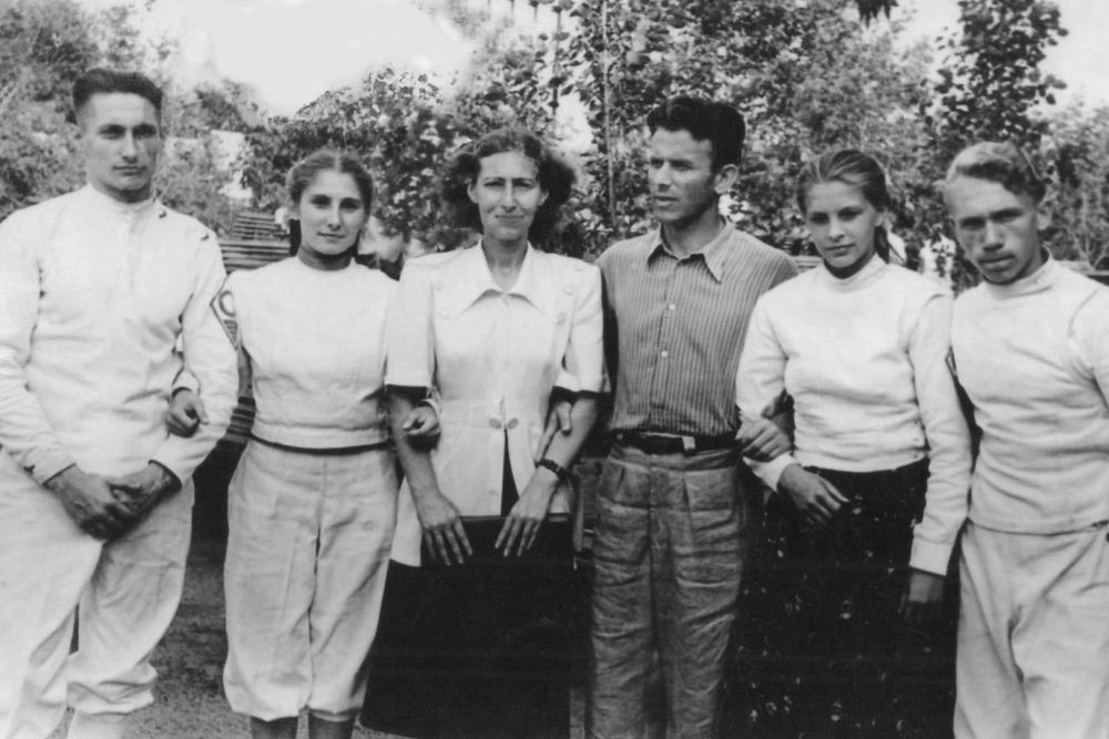 Григорий Шварц (в центре) с коллегой и учениками: олимпийскими чемпионами Юрием Сисикиным (слева), Валентиной Прудсковой (вторая слева) и Юрием Шаровым (справа).