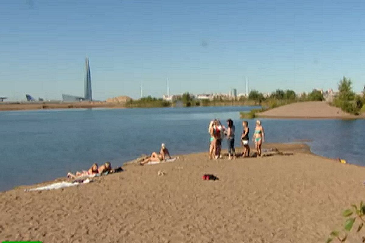 В новом озере купаются местные жители и уверяют, что вода чистая. Горожане просят власти сохранить водоем.
