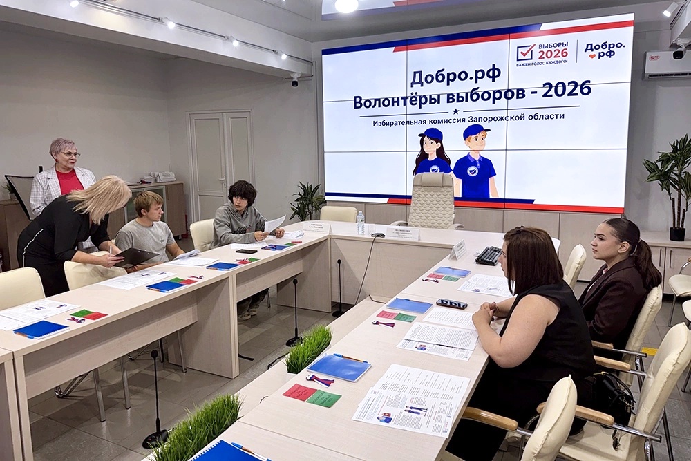 Волонтеры запорожского избиркома помогают в подготовке документов.