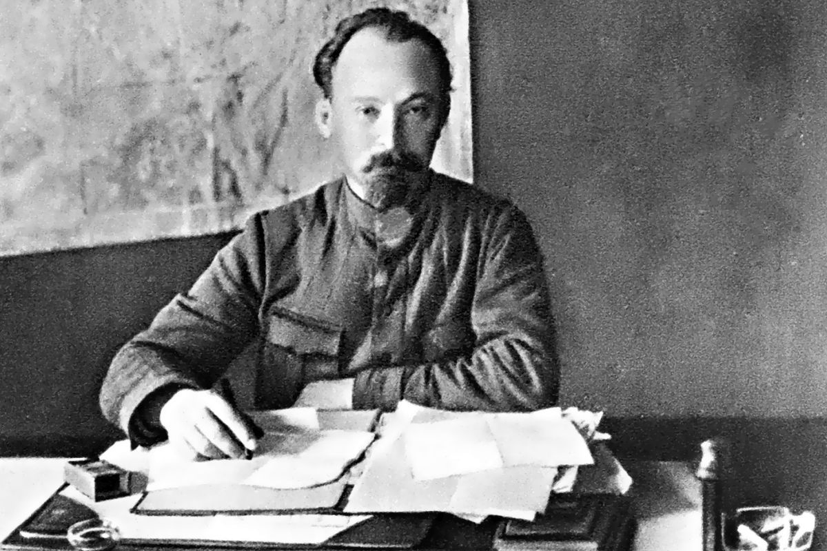 Ф.Э. Дзержинский в рабочем кабинете.