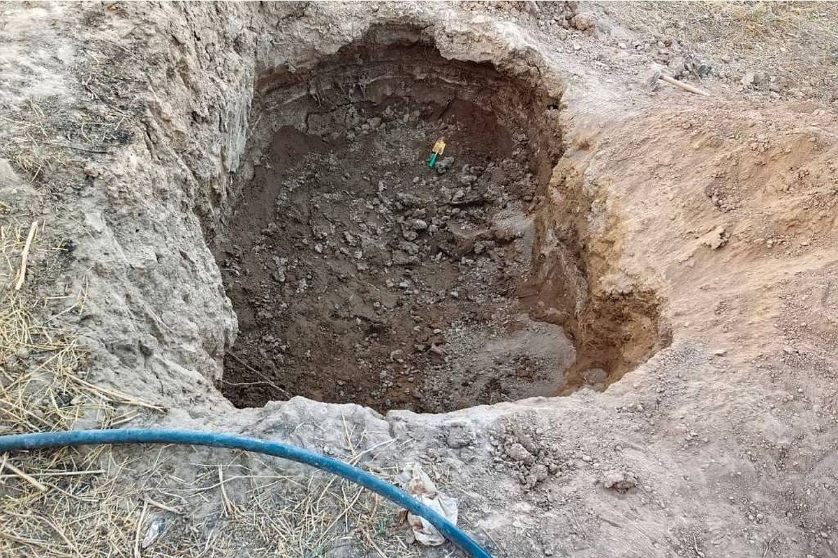 В гробнице были человеческие кости, а также различные украшения, включая бронзовые браслеты и бусы.