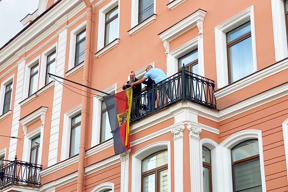Со здания закрывшегося генконсульства ФРГ в Санкт-Петербурге сняли флаги Германии и Евросоюза.