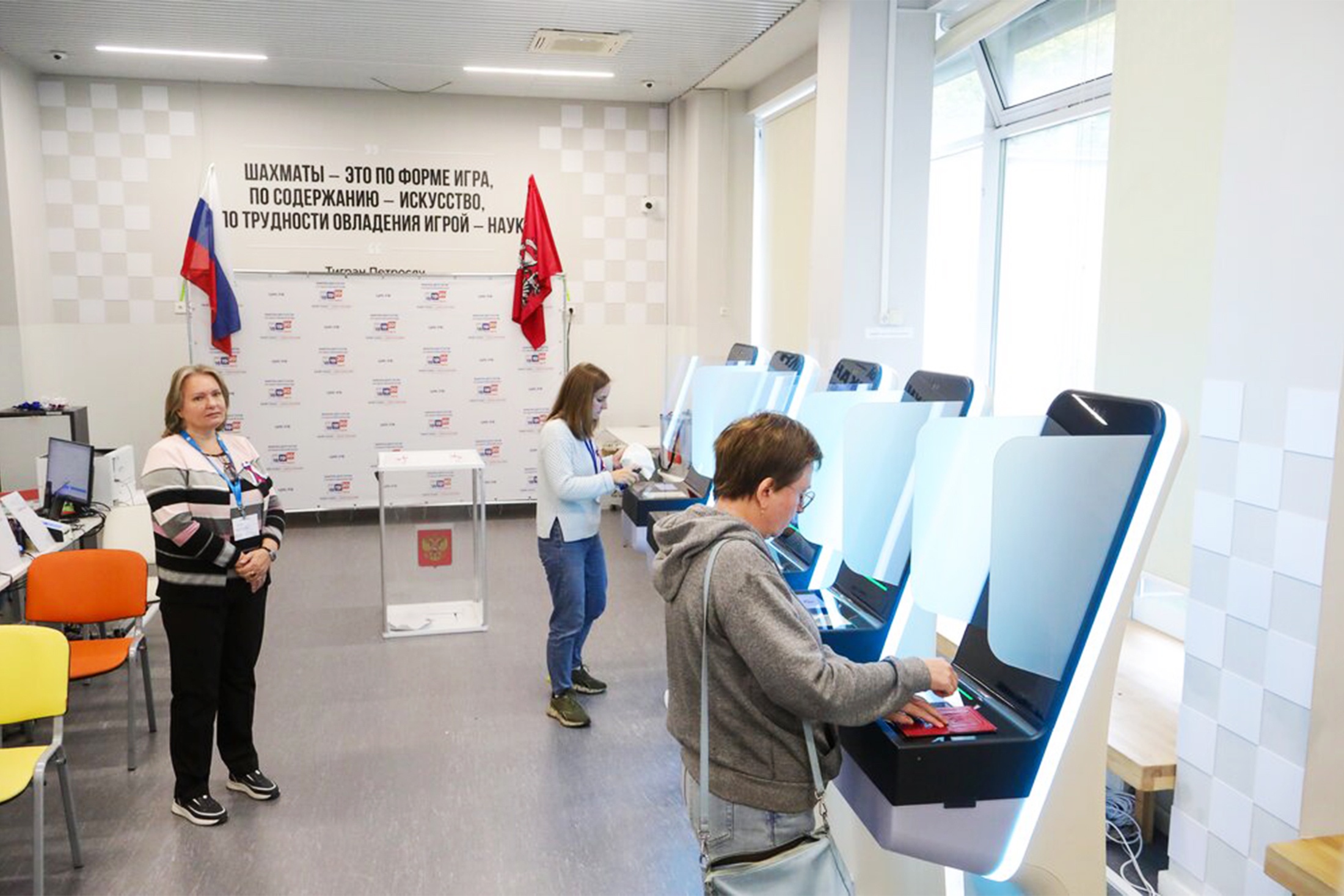 Голосование на выборах депутатов Госдумы на участках в Москве. Избирательный участок №2995.