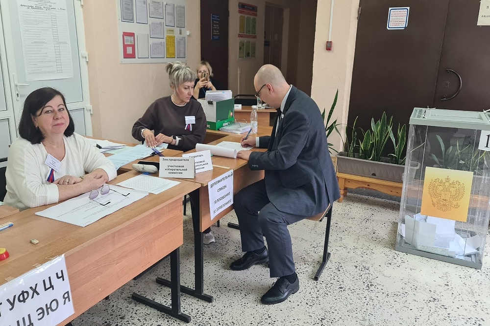 В Вельском районе одним из первых проголосовал председатель территориальной избирательной комиссии Максим Ядрихинский В Вельском районе одним из первых проголосовал председатель территориальной избирательной комиссии Максим Ядрихинский