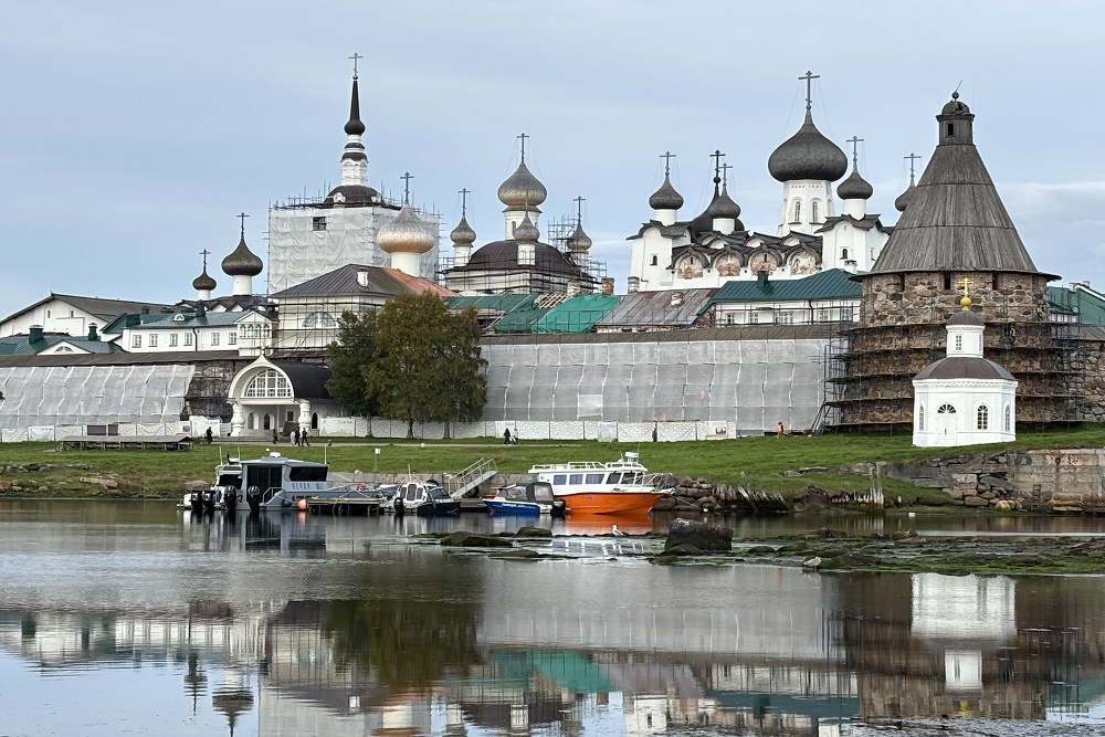 Сегодня большая часть Соловецкого монастыря одета в леса и фасадную сетку: реставрация не прекращается даже в выходные дни
