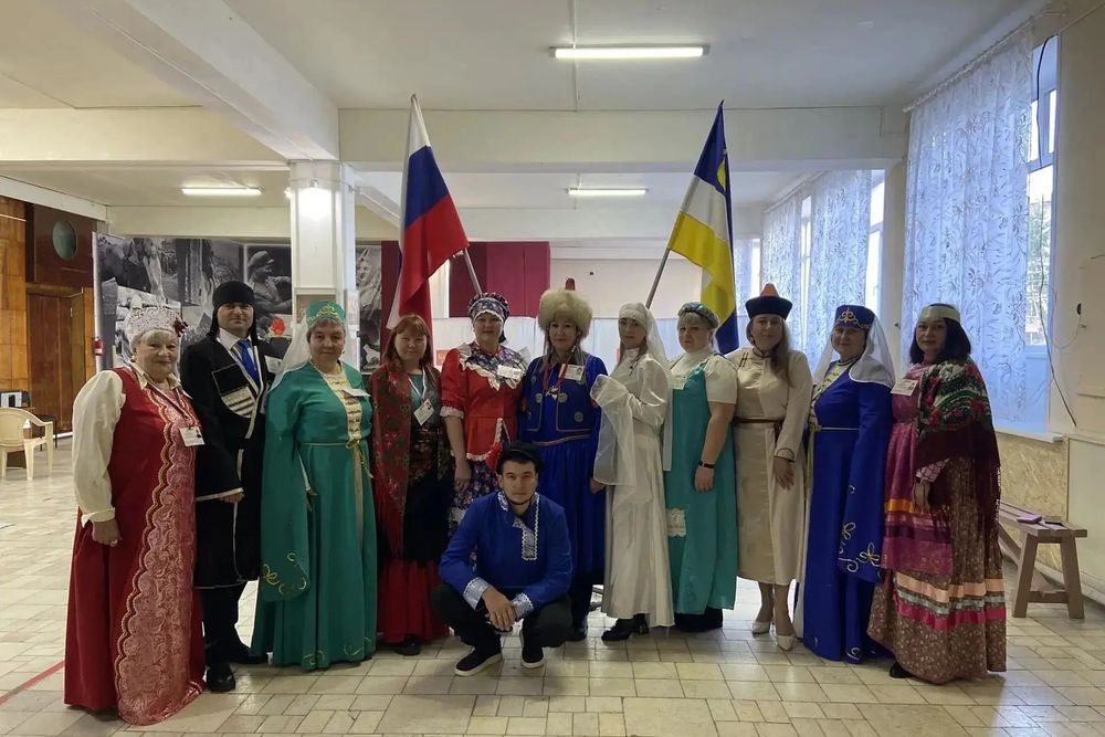 Народные костюмы - способ создать праздничную атмосферу на участках. Народные костюмы - способ создать праздничную атмосферу на участках.