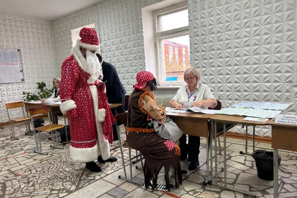 Люди специально нарядные приходят на участки