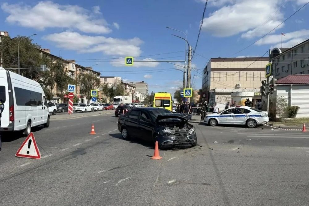 В Астрахани  на улице Яблочкова столкнулись два легковых автомобиля