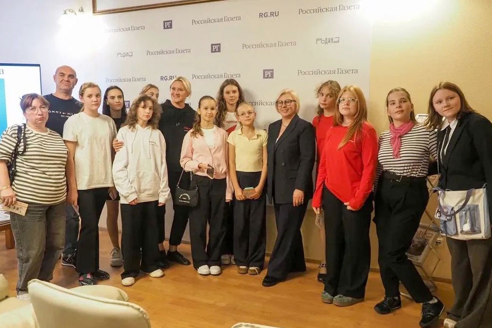 Школьники, участвующие в проекте "Первые в медиа. Я - страна", побывали в петербургской редакции "Российской газеты". Школьники, участвующие в проекте "Первые в медиа. Я - страна", побывали в петербургской редакции "Российской газеты".