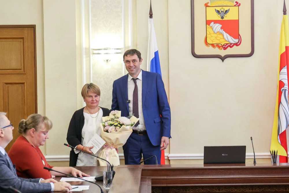 Мэр Воронежа вручил ключи от квартир сотрудникам комбинатов благоустройства Мэр Воронежа вручил ключи от квартир сотрудникам комбинатов благоустройства